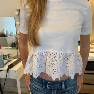 Zara topp - Super söt topp med volang från zara i storlek s 