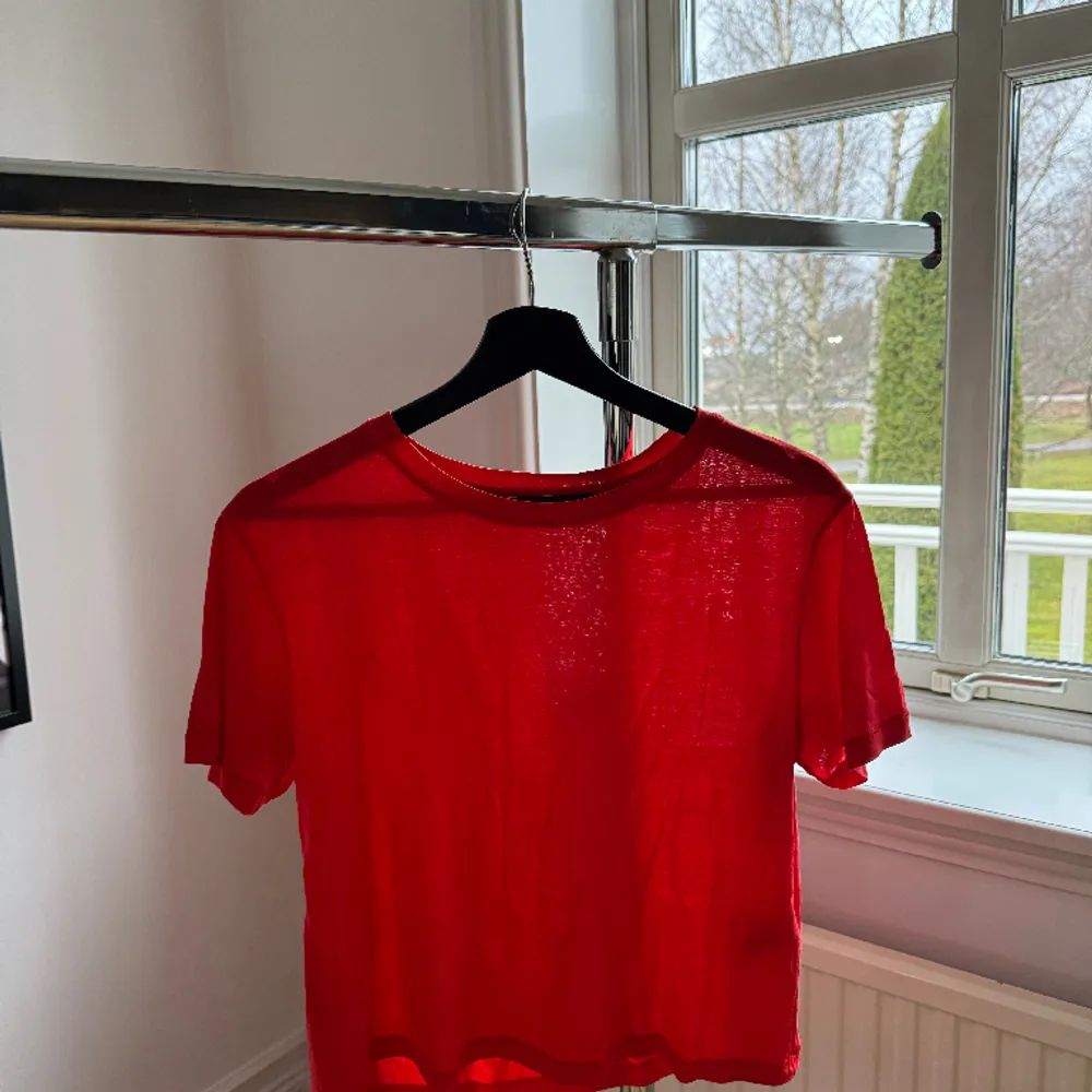 Röd t-shirt från samsoe samsoe i mjukt material. Köpt på pondus på Överby . T-shirts.