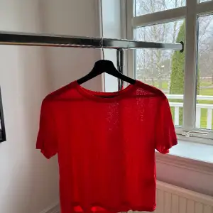 Röd t-shirt från samsoe samsoe i mjukt material. Köpt på pondus på Överby 