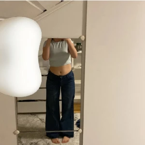 Mörka vida jeans - Säljer de här mörkablåa vida jeansen eftersom att de inte kommer till användning. De är i storlek 36 och är perfect längd för mig som är 163cm.