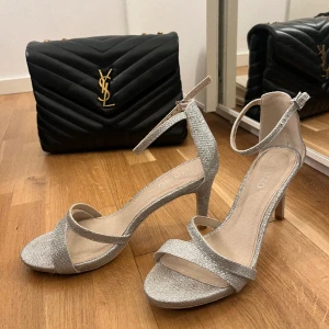 Klackskor  - Super fina silvriga klackar från Tiamo, köpte dem till balen därav endast använda en gång, nypris 700kr🥰