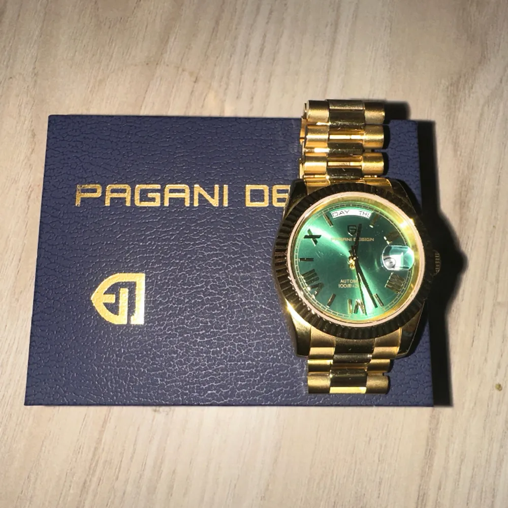 Hej!  Säljer en Pagani Design klocka som är automatisk och inte går på batterier. Klockan är vattentät upp till 100m djupt vatten. Klockan är i storlek 40mm. Guldplaterad. 800kr. Accessoarer.