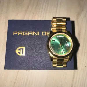 Hej!  Säljer en Pagani Design klocka som är automatisk och inte går på batterier. Klockan är vattentät upp till 100m djupt vatten. Klockan är i storlek 40mm. Guldplaterad. 800kr