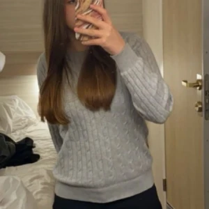 Grå tjocktröja  - En gant stickad tjocktröja. Inget fel på. Lite urtvättad. Vid frågor kontakta mig. 