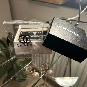 Chanel örhängen  - Chanel örhängen med vaxpärlor och diamanter. Aldrig använd. Kommer med förpackning och allt. 