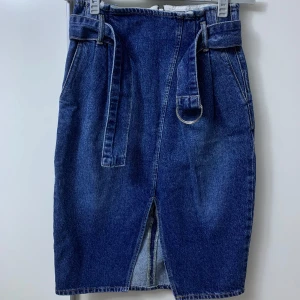 Jeanskjol - Helt ny och snygg kjol säljes, superfin till sommaren 😍