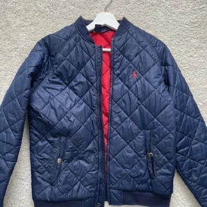 Ralph Lauren jacka  - Tjenaa!  Säljer nu min Ralph lauren jacka jag vuxit ur och som bara har legat hemma och inte kommit till någon användning. Det är en stilren och trendig jacka som används bäst runt våren! TTS!  Skick 8,5/10 knappast använd  Nypris runt 1800:- 