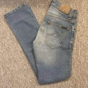 Säljer ett par schysst Nudie jeans! Passar till det mesta! Slim fit  W30 L32 Tveka inte på att höra av dig vid minsta lilla fråga eller fundering!