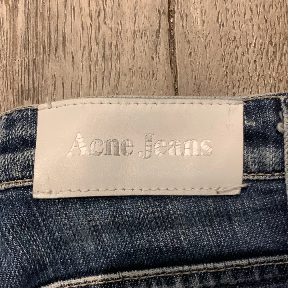 Så himla fina acne jeans!🤗 säljer nu pågrund för att dom är försmå för mig. Jätte fin blå färg och passar till allt💗. Jeans & Byxor.