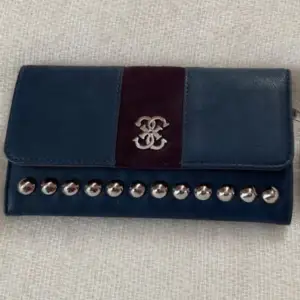 Blå guess plånbok med silvriga nitar💙 Nyskick