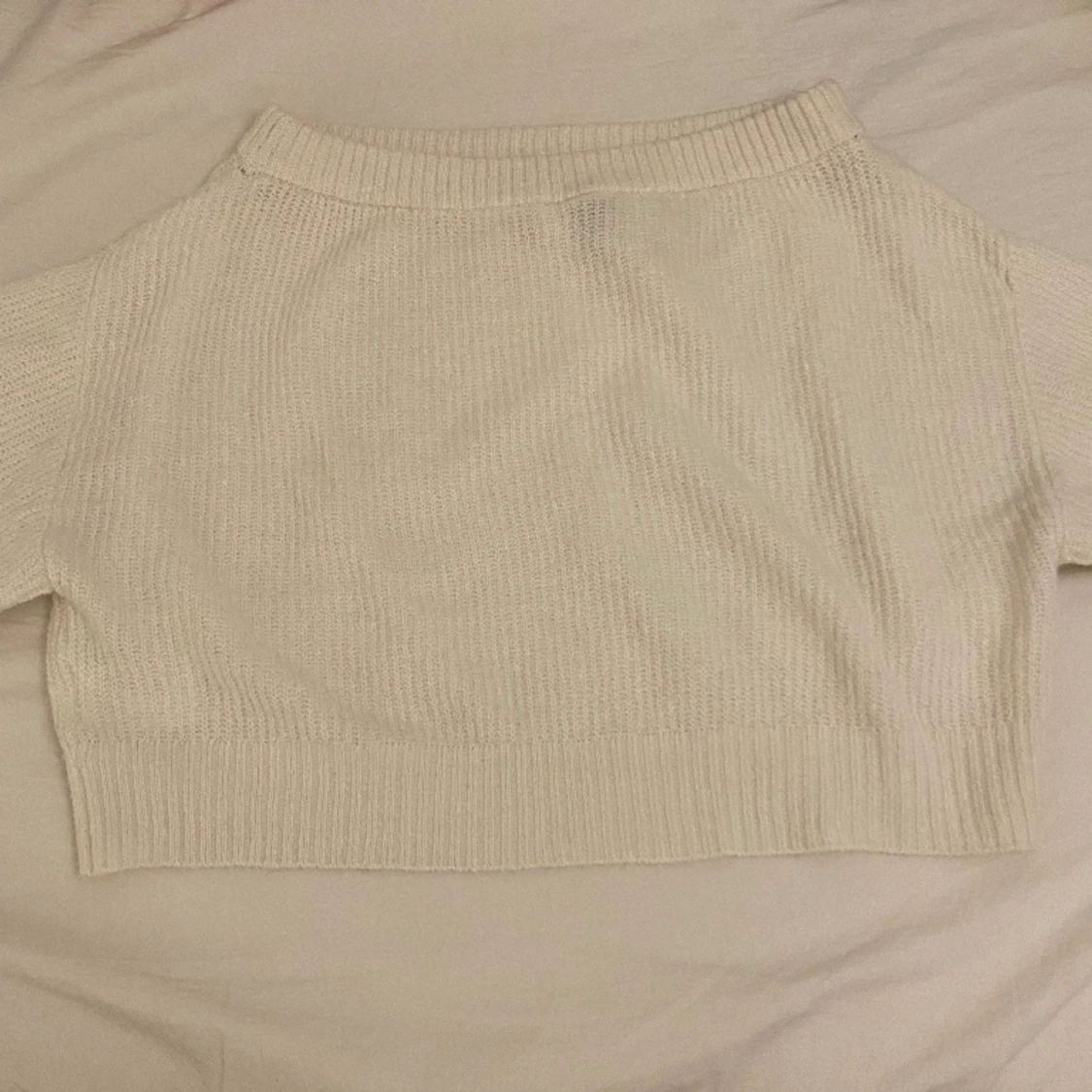 Vit stickad off-shoulder tröja  - 90