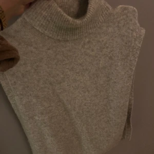 Jättefin stickad bästa i alpacka blend! - Jättemysig väst som är perfekt att slänga över tröjan nu mot våren! Västan är i alpacka blend!