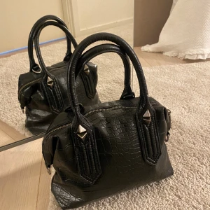 Svart handväska med nitar  - Jätte fin och rymlig liten svart handväska från zara, svart band tillkommer 