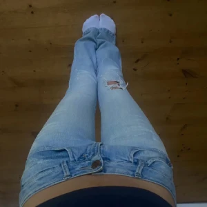 Lågmidjade håliga jeans - Svin snygga håliga jeans, säljer för att jag tyvärr växt ur de. Slitna nere vid benen kan se på bild 3. Midja tvärs över är 36cm och innerbens längden är 82cm💗skriv för fler frågor. Priset kan diskuteras!🥂