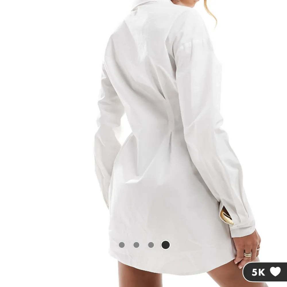 Säljer denna fina skjortklänning med indragen midja. Klänningen är köpt från Asos, aldrig använd och prislappen sitter kvar.(slutsåld i alla storlekar på hemsidan). Säljer pga för liten för mig och för sent för en retur🌸 Nypris 509kr. Klänningar.