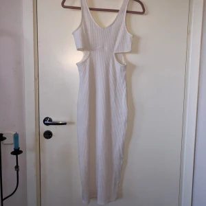 Vit långklänning - Smickrande långklänning, gissar på att det är storlek xs/s 🥰 använd fåtal gånger 