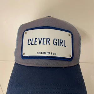 John hater  - Säljer nu min john hater keps pga att jag inte använder den så mycket och den ligger mest ivägen, den är i bra skick och har blivit väl omhändertagen. 8,5/10 Fler bilder kom privat😃