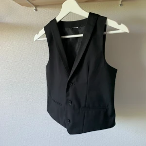 Kostymväst  - En fin väst köpt secondhand, skulle säga att den bara funkar om man har små bröst, annars blir den för liten! storleken är ungefär xxs-xs