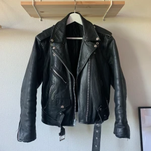 Skinnjacka - Nu är det dags för mig att skiljas från denna superfina fodrade skinnjackan jag köpte för några år sen 2hand. Den är ordentligt fodrad, så den funkar toppen på höst- tidig vinter, till tidig vår och vår. 