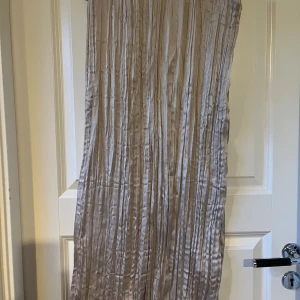 Kjol, H&M, S - Crepad kjol från Hm. Oanvänd. Ljusbeige. Storlek S.