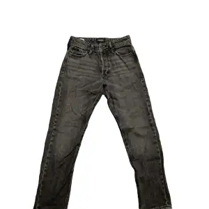 Ett par gråa schyssta jack&jones jeans i 8/10 skick 👍 de är storlek W28 L30 och är slim/straight passform. Överhuvudtaget riktigt feta jeans för ett bra pris