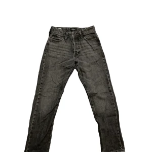 Jack&Jones Jeans - Ett par gråa schyssta jack&jones jeans i 8/10 skick 👍 de är storlek W28 L30 och är slim/straight passform. Överhuvudtaget riktigt feta jeans för ett bra pris