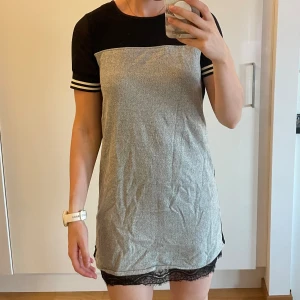 Klänning  - Sportig klänning från Maison Scotch (numera scotch and sida). Nypris 700-900kr. Hittar ej storleken men gissar på att det är S. Mycket detaljer på klänningen(de bilder).