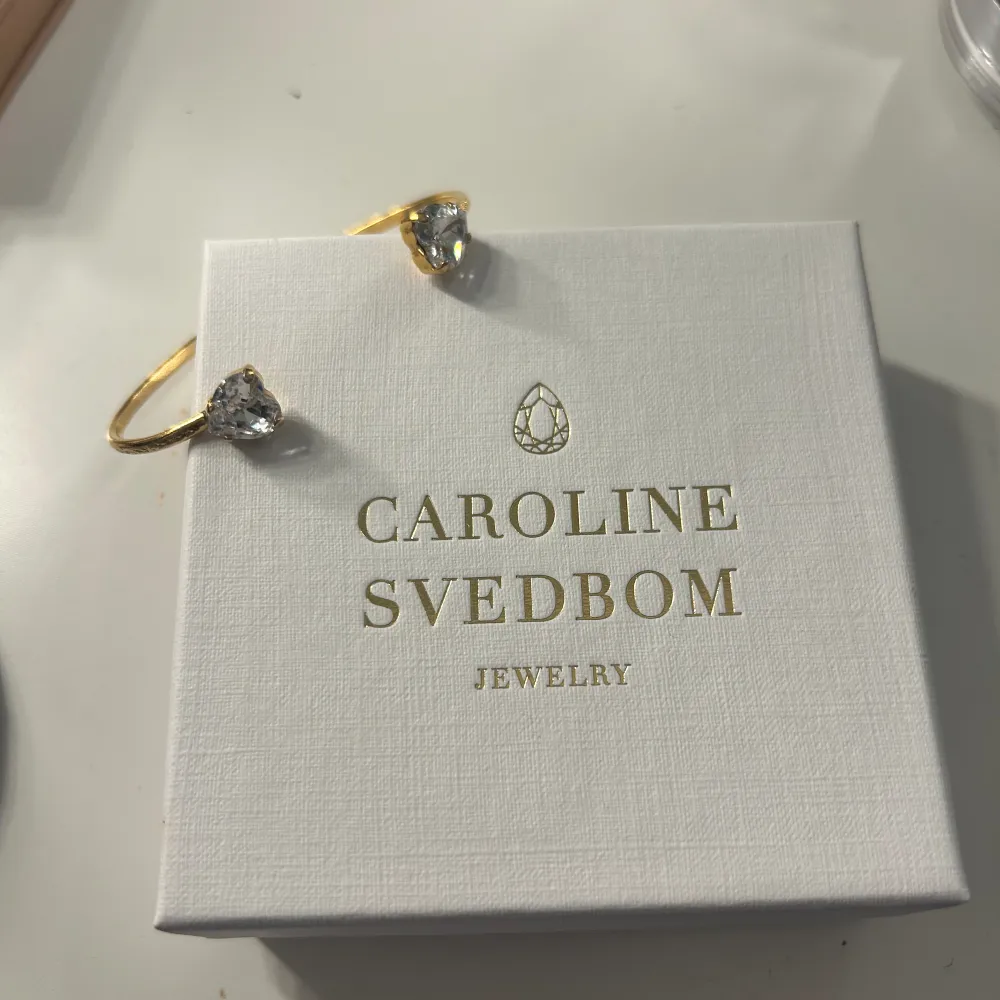 Superfint Caroline Svedbom armband i fint skick, nypris 595kr, skriv gärna vid frågor💕. Accessoarer.