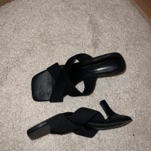 Klackskor - Svarta Klackskor med låg klack, aldrig använda strl 37