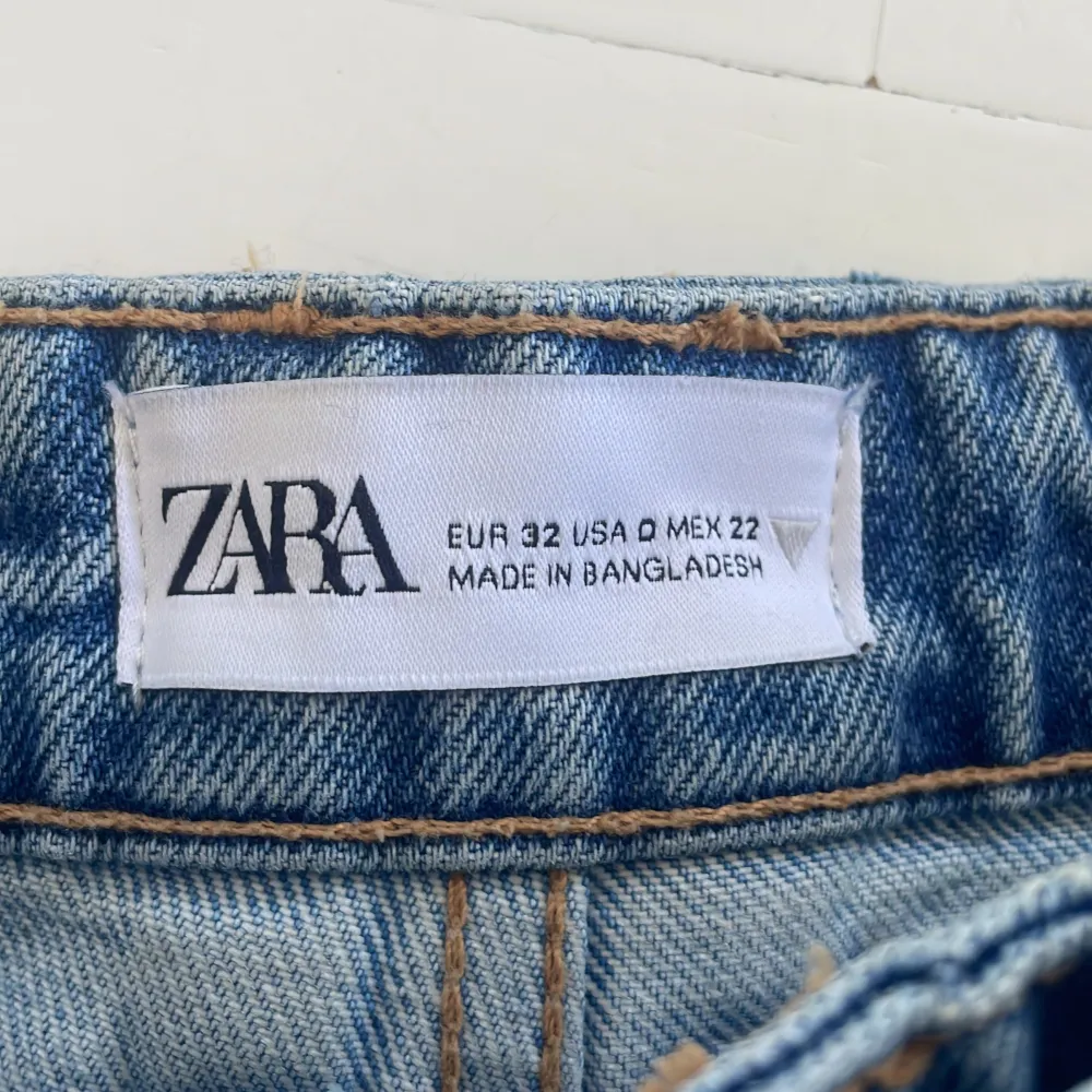 Säljer min super snygga jeans shorts från zara pågrund av att de är för små. De är endast använda några gånger. Den är i nyskick. 🥰. Shorts.