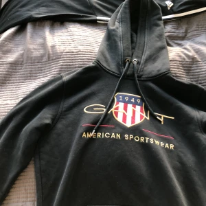 Gant hoodie - Gant hoodie i stl XS men den sitter ganska litet, passar inte mig längre. Inga skador. Nypris 1200 Mitt pris 600. Pris kan diskuteras 