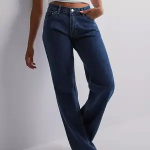 Low straight jeans från Gina Tricot, köpta på Nelly, storlek 40. Nypris är 499 kr, jag säljer dem för 100 kr + frakt. Hör av er vid frågor! 🤍