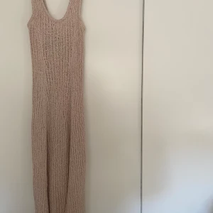 Stickad klänning - Oanvänd stickad klänning från HM. Inhandlad förra året. Fint fall.