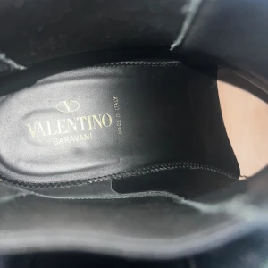 Valentino Garavani boots, män, 44 - Säljer ett par rejält snygga boots i storlek 44, använda vid 3 tillfällen endast.   Tillverkas inte längre och inköpta från Farfetched för ca 11000