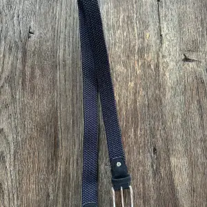 Riktigt snyggt marinblått bälte från J.Lindeberg.  Cond: 9/10, endast använt ett fåtal gånger - inga flaws Väldigt stretchigt så passar även ifall du har lite större storlek egentligen!