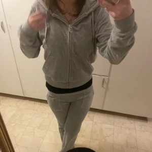 Juicy byxor - Gråa juicy couture byxor💞 använt typ 3 gånger hemma bara så typ helt nya, köpte för 1200 typ. Kan kanske sälja tröjan också för ett bra pris🩷