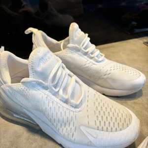 Air max 270 - Nike skor som knappt är använda🥰 Srl 40 men små i storleken så är som 39/38.5