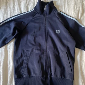 Fred Perry zipup - Mörkblå Fred Perry zipup med ljusblåa ränder🩵Äkta och i bra skick med det finns en fläck på ena ärmen