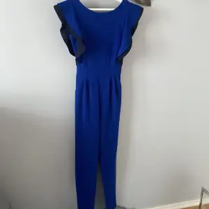 Blå jumpsuit , är använd få tal gånger , säljer då jag inte använder längre , pris går att diskutera 