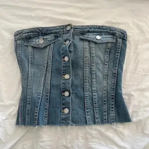 Säljer denna jeans korsett topp från Zara då den inte kommer till användning längre! Den är använd ett fåtal gånger så den är i superbra skick, precis som en ny!! Är i storlek M men funkar till S med💙 perfekt nu till sommaren!!!