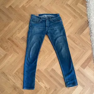 Snygga klassiska Dondup jeans i modellen George. Jätte fint skick. Perfekta till sommaren. Skriv vid frågor/funderingar! :)