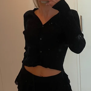 Svart kofta - Svart tightare kofta från HM, fin passform! Använd någon enstaka gång🥰