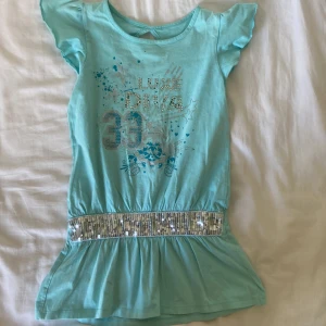Kort klänning/tröja -  Super cool blå kort klänning som även kan användas som en lite längre tröja. Jätte coola mönster och glittrigt bälte💗 Några diamanter saknas på texten som man ser på fjärde bilden men ingenting man lägger märke på!🦋