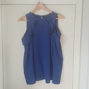 Marinblå blus - En jätte snygg marinblo blus som inte kommer till användning tyvärr. Den är alldrig använd och i jätte bra skick