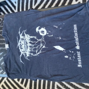 T-shirt - Cool t-shirt som är relativt basic men sticker ut lite!❤️