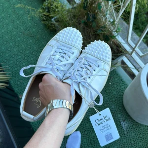 Christian Louboutin skor  - Ett par loubs i extremt bra skick! Nästan som nya förutom att sulan är lite smutsig. Authenticity checkade av Vestiaire Collective! Tyvärr inget OG kvar. Hör av er vid frågor eller funderingar😁