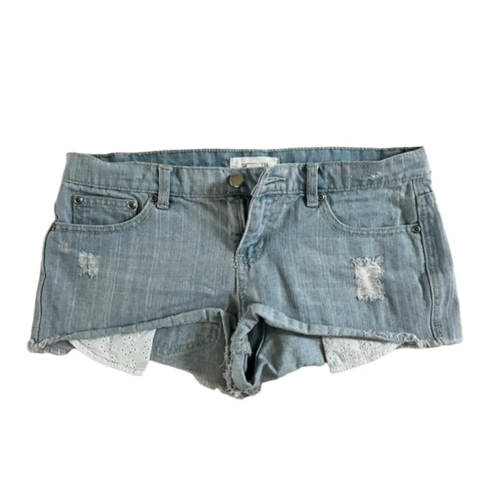 snygga shorts, storlek 28 (midjemått rakt över: 42 cm) Köparen står för frakt. 🩷. Shorts.