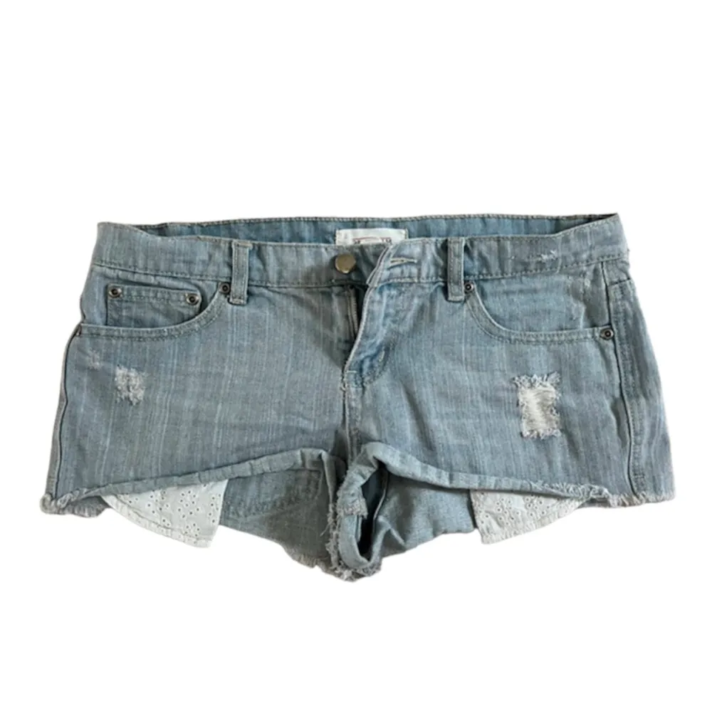 snygga shorts, storlek 28 (midjemått rakt över: 42 cm) Köparen står för frakt. 🩷. Shorts.