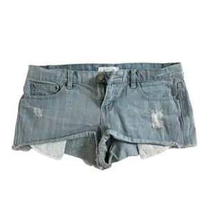 snygga shorts, storlek 28 (midjemått rakt över: 42 cm) Köparen står för frakt. 🩷