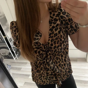 Leopard topp - Volangtopp i leopard mönster💗 Helt oanvänd så inga defekter! Pris går att diskuteras😊